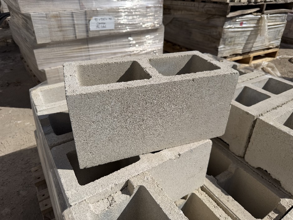 <p>Concrete Building Blocks - Code 20.01 Off White with Rock Face 190mm x 3