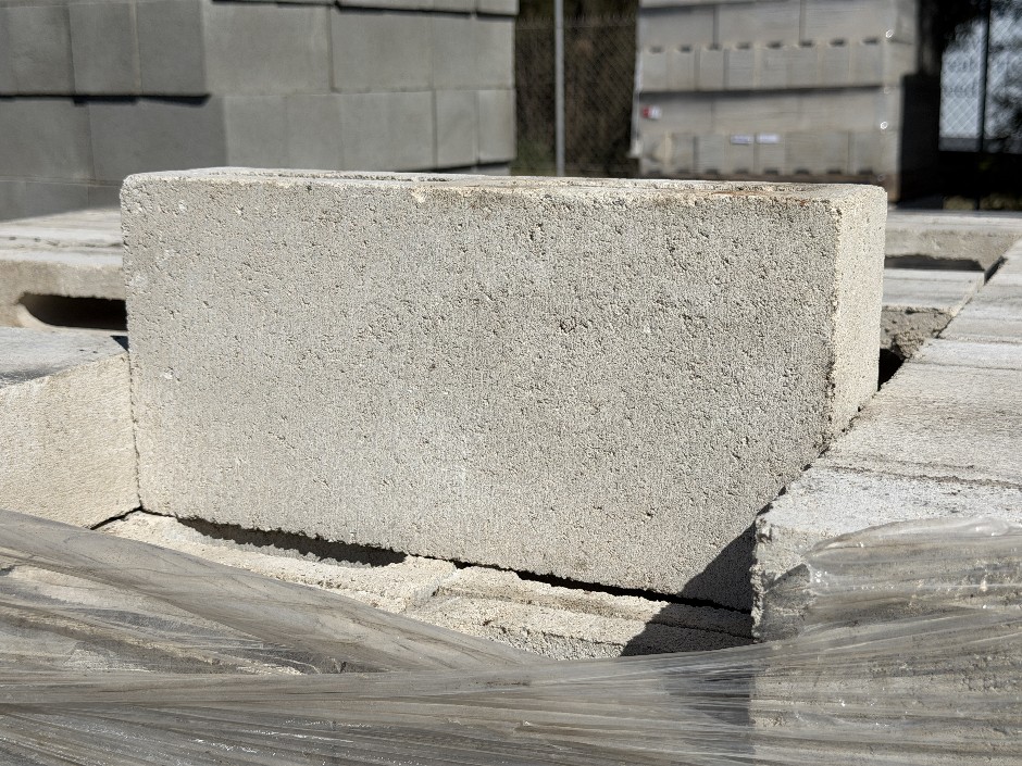 <p>Concrete Building Blocks - Code 10.01 White with Smooth Face 90mm x 390m