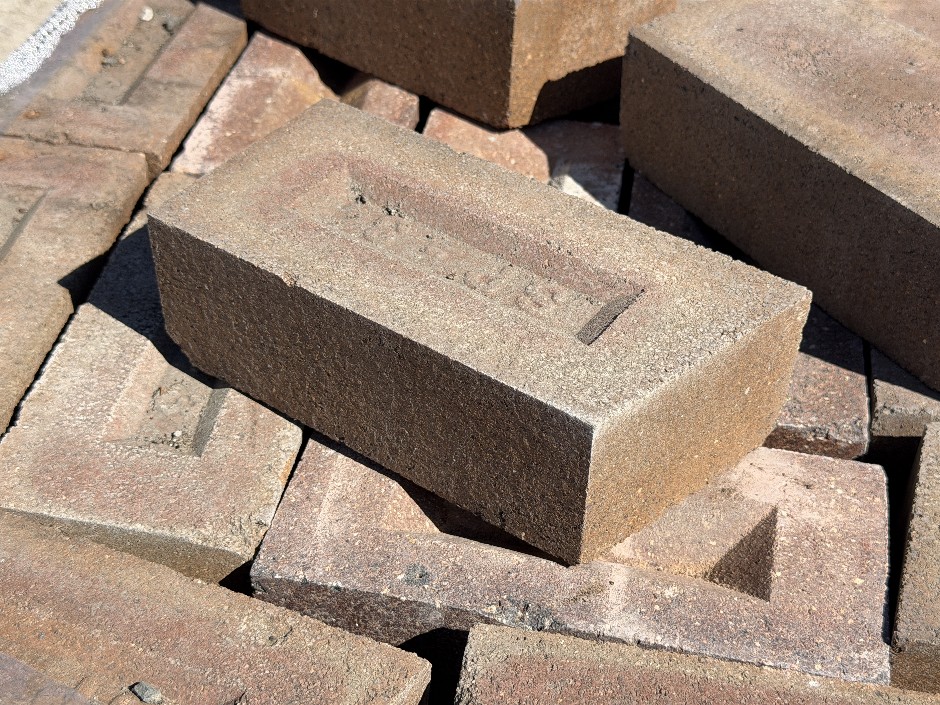 <p>Dry Press Solid Angle Edge Flat Bricks</p>