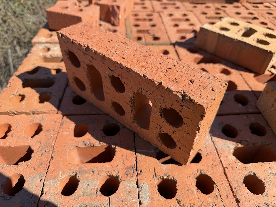 <p>Extruded Half Height Bricks - 110mm x 235mm x 50mm(H) 820 Bricks, 2 Pall