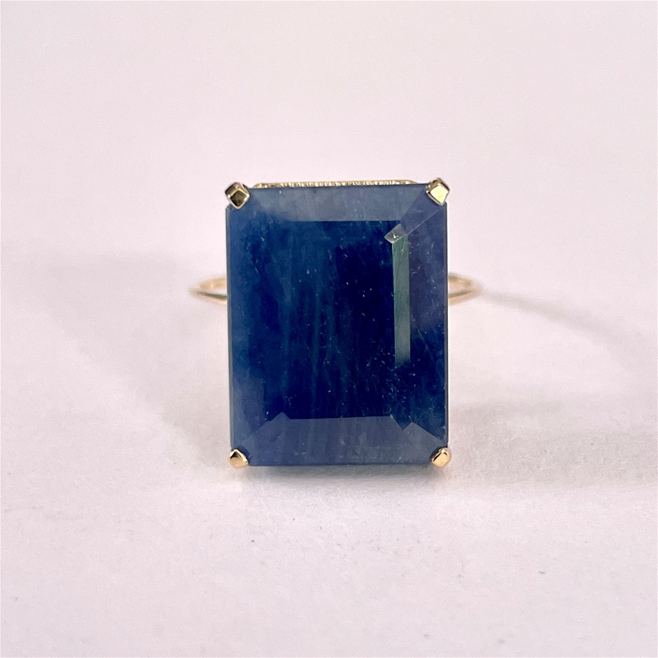 Yellow Gold Natural Sapphire Ring with IGI valuation
