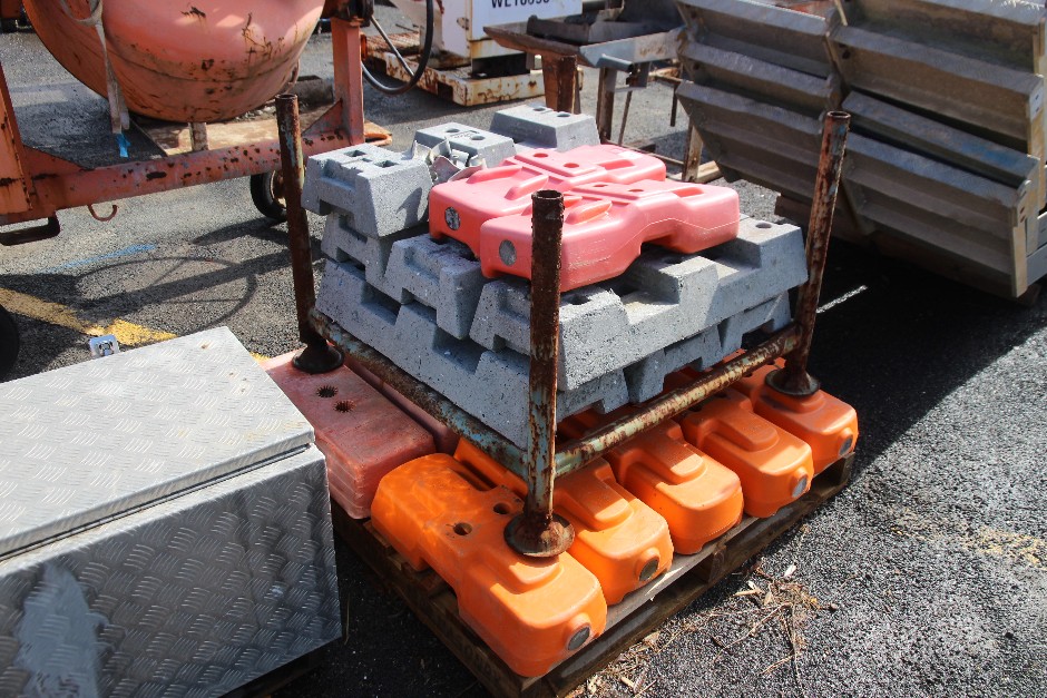 <p>Temporary Fencing Bases (Sticker 170)</p>