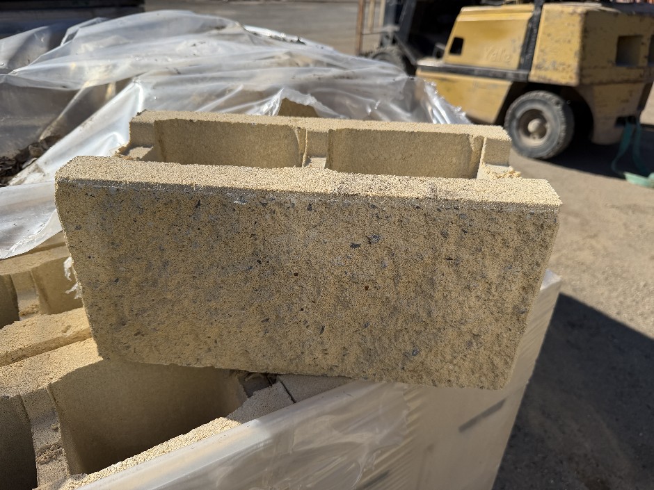 Concrete Building Blocks - Code 20.421 Cream with Rock Face 190mm x 390mm x 190mm(H) 90 Blocks, 1 Pallet