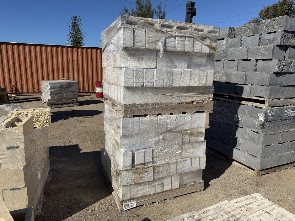<p>Concrete Building Blocks - Code 10.01 White with Smooth Face 90mm x 390m