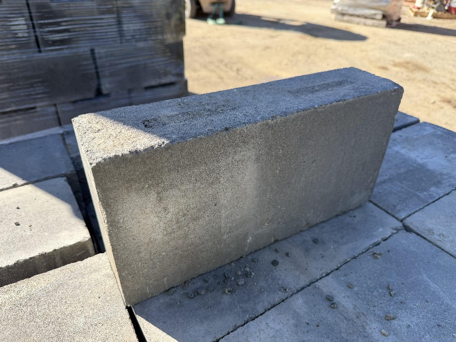 Concrete Building Blocks - Code 10.01 Black with Rock Face 90mm x 390mm
