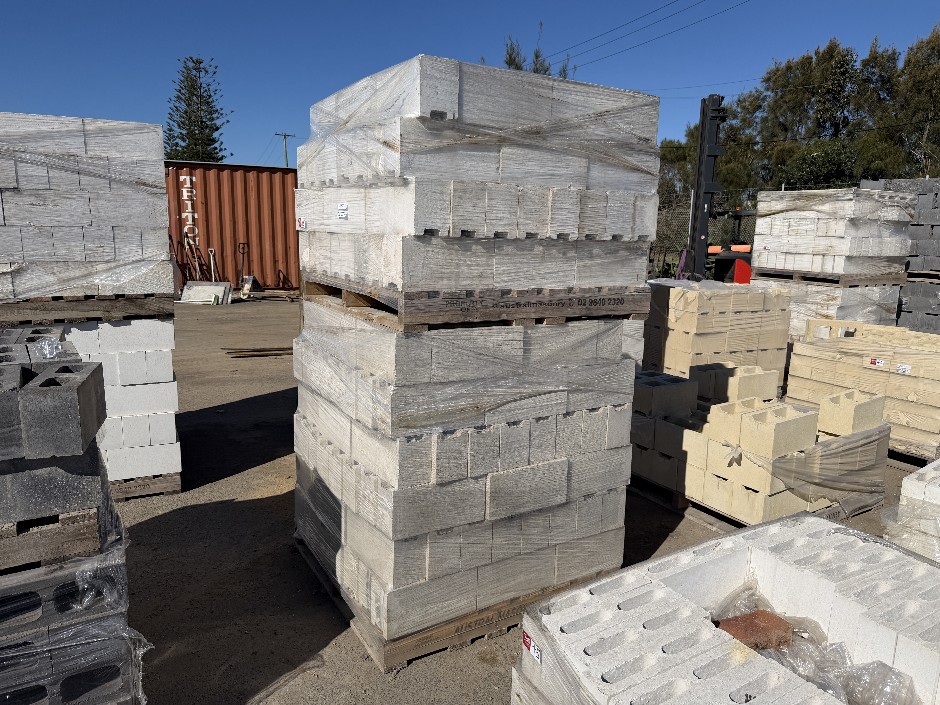 Concrete Building Blocks - Code 15.421 White with Smooth Face 140mm x 39