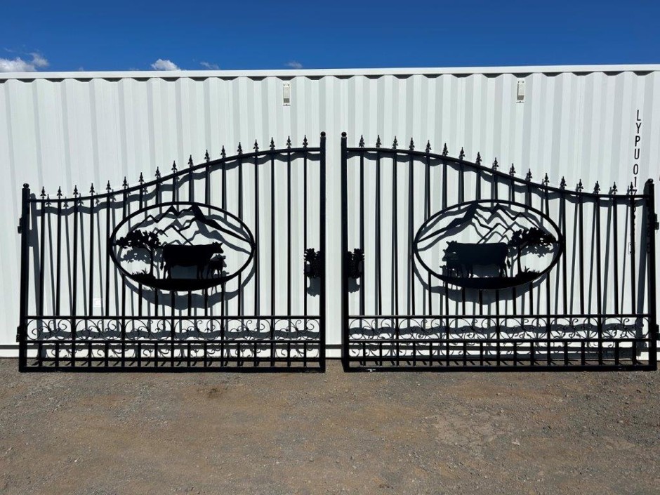 <p>10FT Cow Design Wrought Iron Style Gates(Unused)</p>