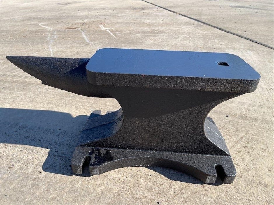 <p>Cast Iron 200Lb Anvil (Unused)</p>