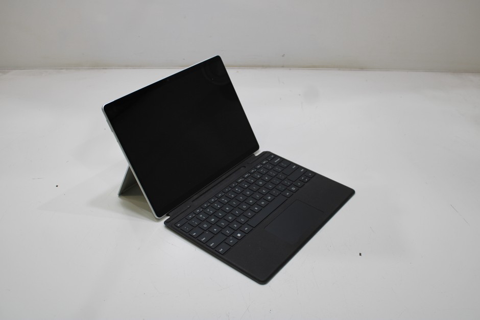 <p>MICROSOFT SURFACE PRO 8</p>