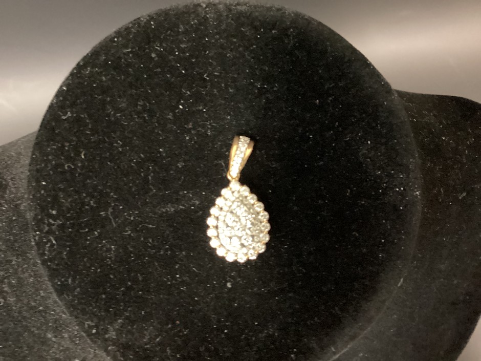1 X Stamped 18ct Yellow Gold, Diamond Cluster Pendant