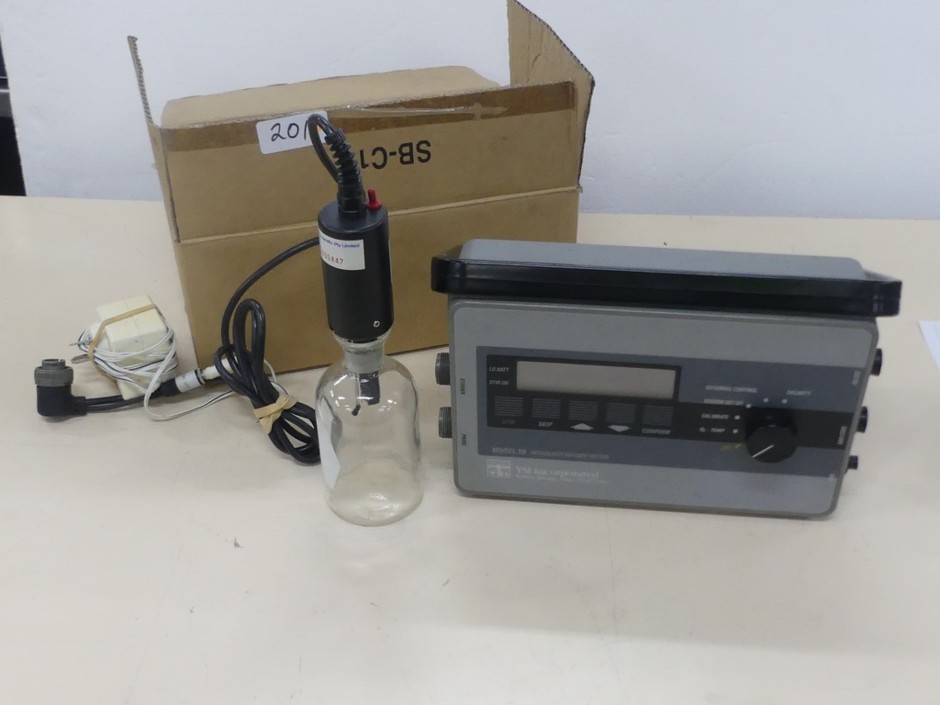 <p>Dissolved oxygen meter bench unit with probe</p>
