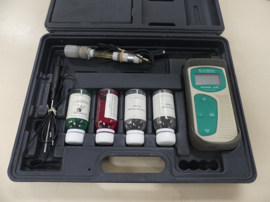 pH meter portable including probe, buffers and case
