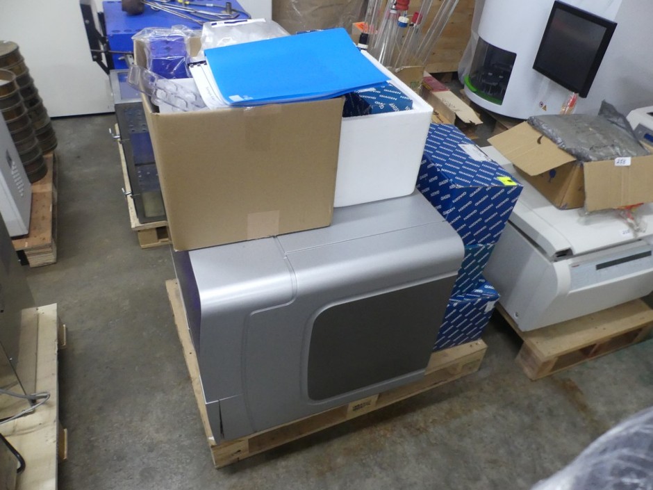 Workstation for purification of nucleic acids and proteins