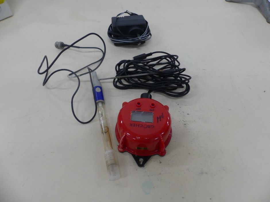 On-line portable monitoring pH meter water resistant including probe