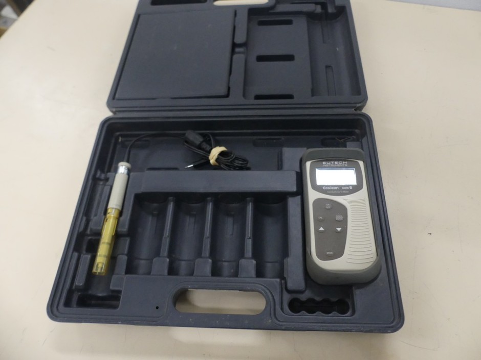 Conductivity meter portable with probe and case