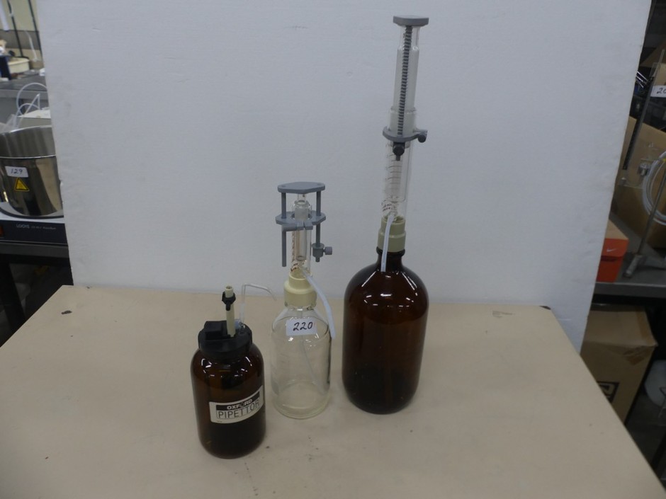 <p>Vintage Palmer pressure manometer including stand and parts</p>