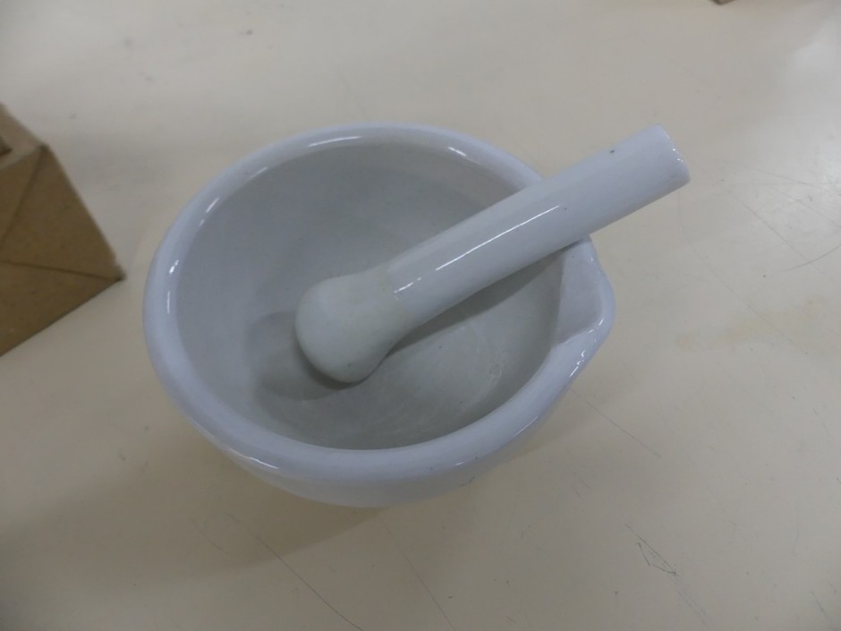<p>Porcelain mortar & pestle 100mm diameter</p>