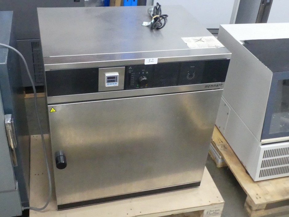 Oven gravity convection 100 litre capacity temperature control to 200C</
