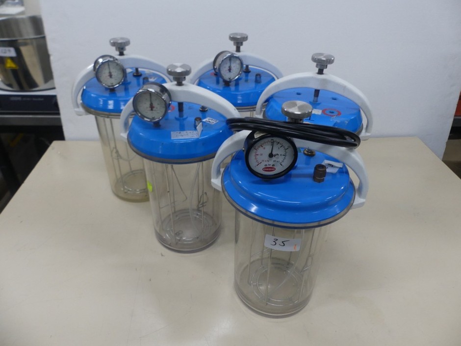 <p>Anaerobic jars with lid clamps</p>