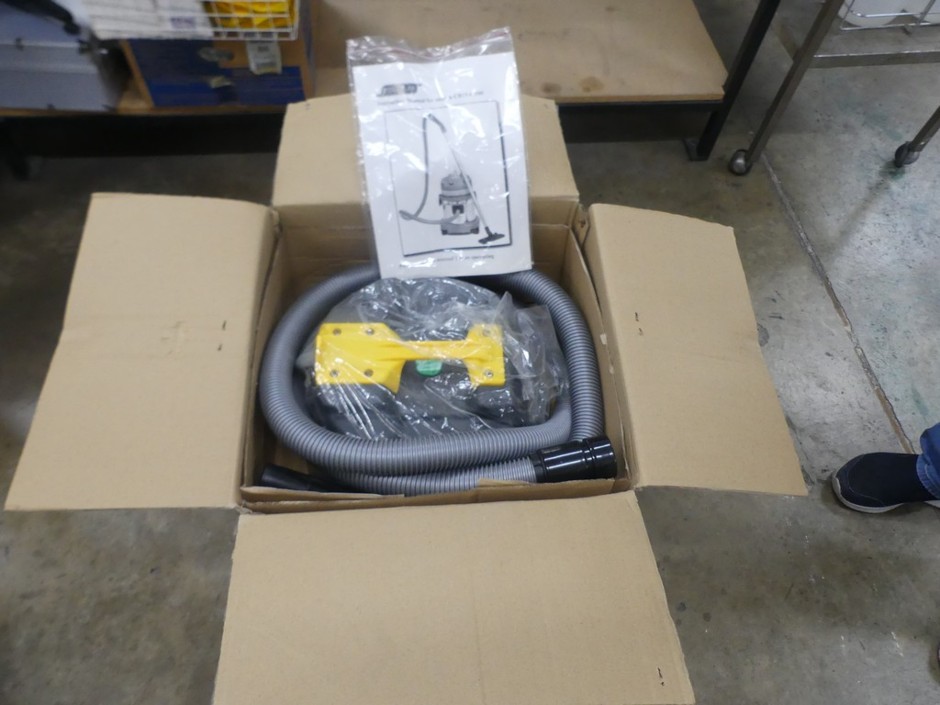 Wet/Dry Commercial Vacuum Cleaner