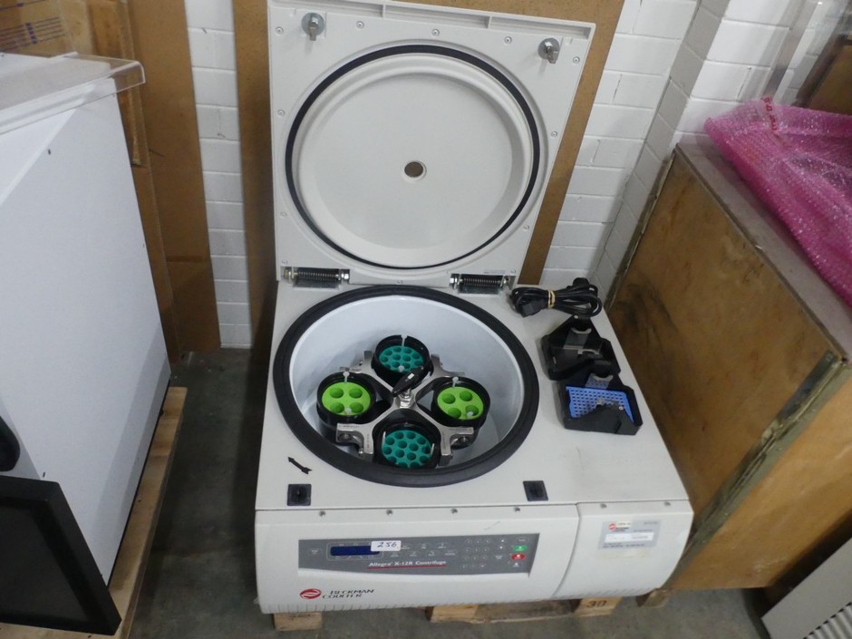 <p>Refrigerated Centrifuge with 4 Place Spin-Out Rotor</p>