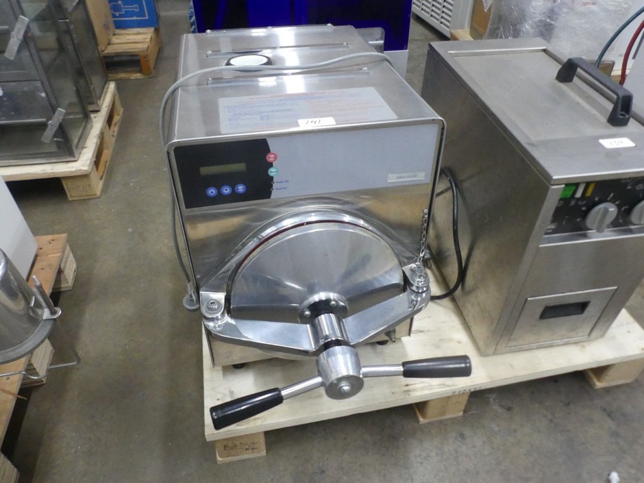 <p>Autoclave Bench Type 25cm x 45cm Depth Chamber</p>