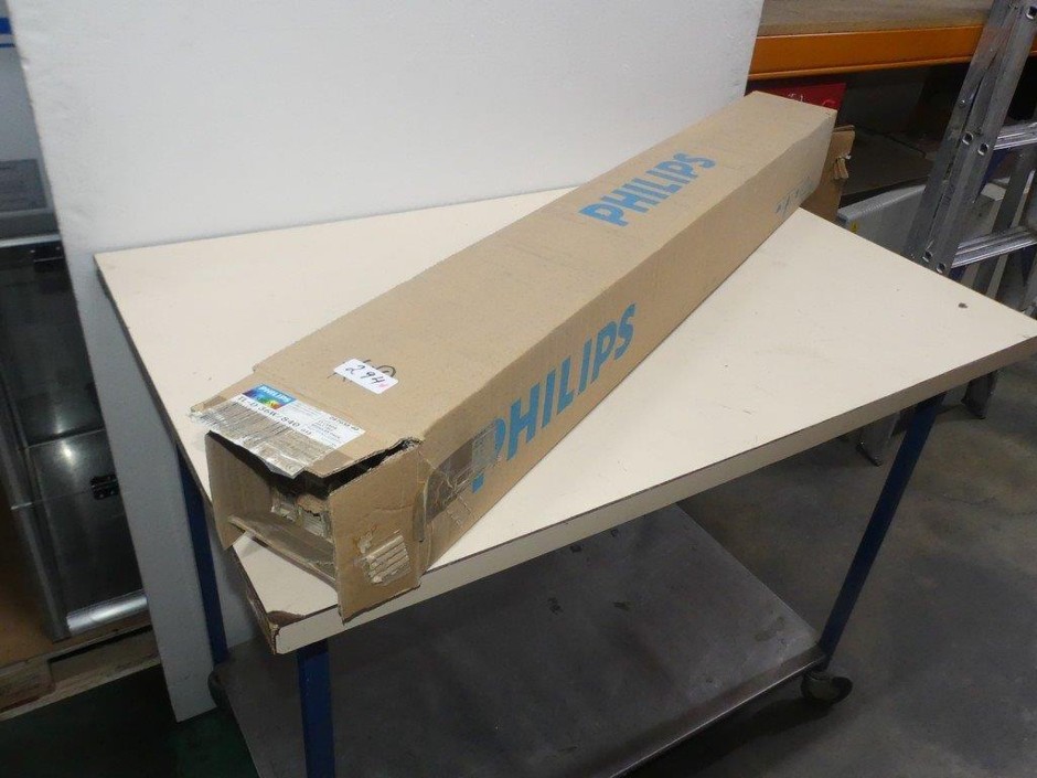 Fluorescent Tubes: TLD 36W/840 (Qty 20), TDL 36W/33 (Qty 5) Cool White</