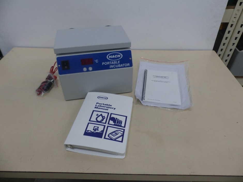 Incubator portable 3L with 39 x 18 mm tube rack 12V adapter 30C to 50C</