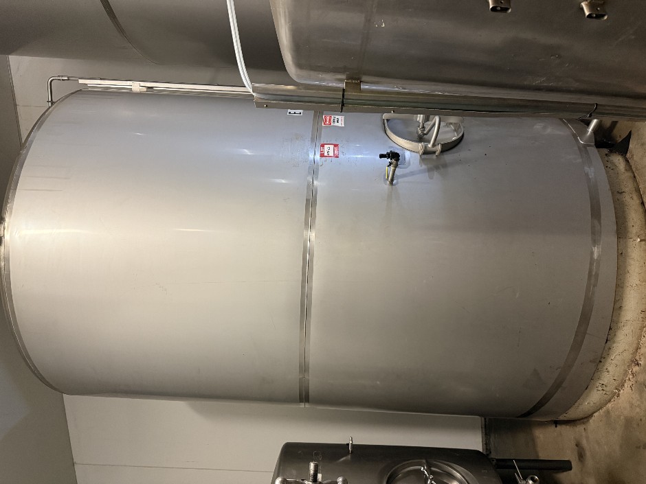 <p>2200 Litre Stainless Steel Storage Tank</p>