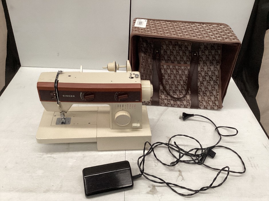 <p>Singer Sewing Machine, NB4199074</p>