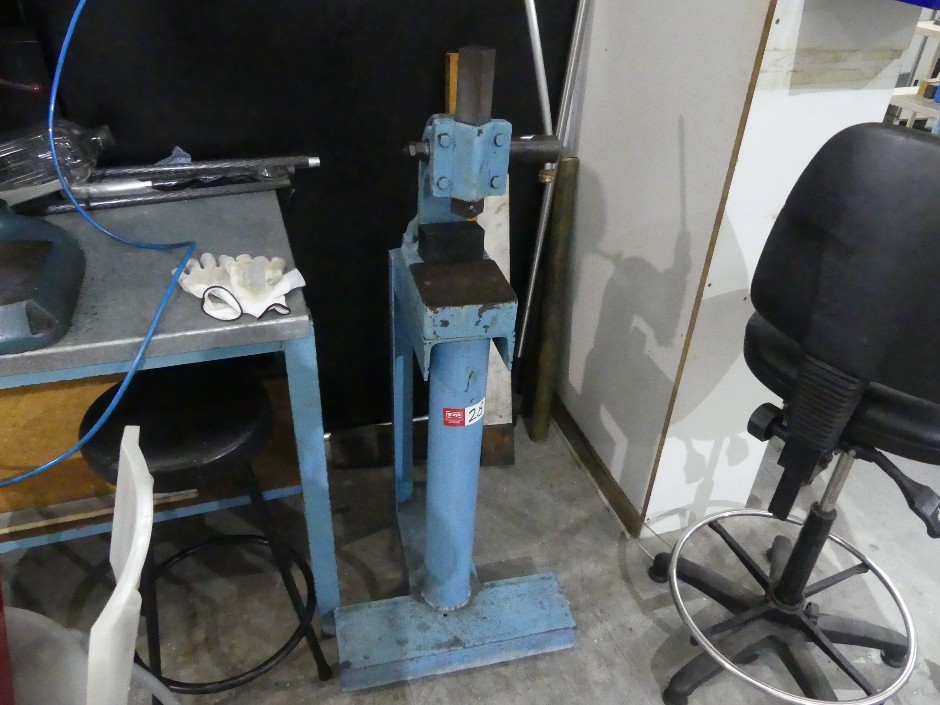 <p>John Heine 132A Mobile Pedestal Manual Rivet Press</p>