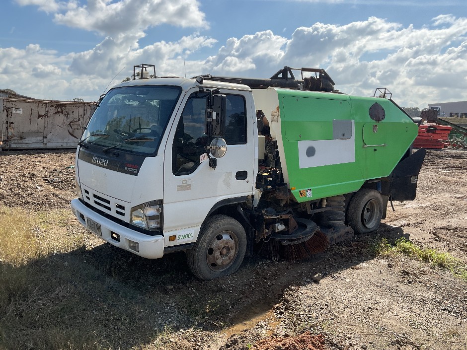 <p>2007 ISUZU NPR Sweeper Truck</p>