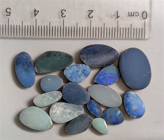 35 carats OPAL Doublet Gemstones