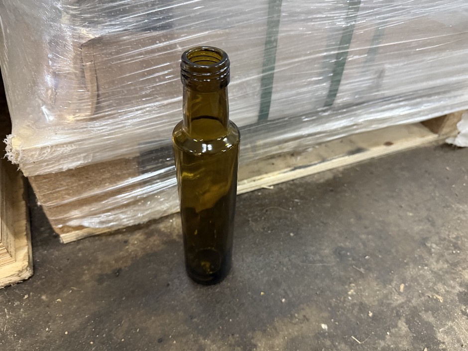 <p>Pallet of Olive Oil Bottles (Unused)</p>