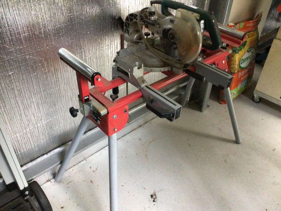 <p>Makita LS0711B Drop Saw on Stand</p>