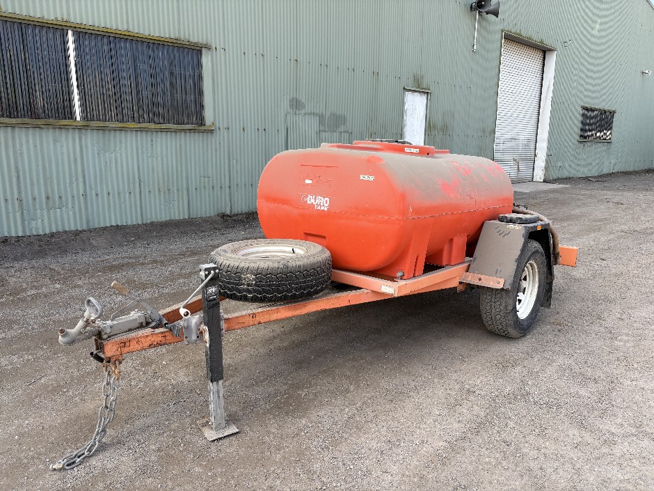 <p>2017 Durotank 1200 Lt Towable Water Tank Trailer</p>