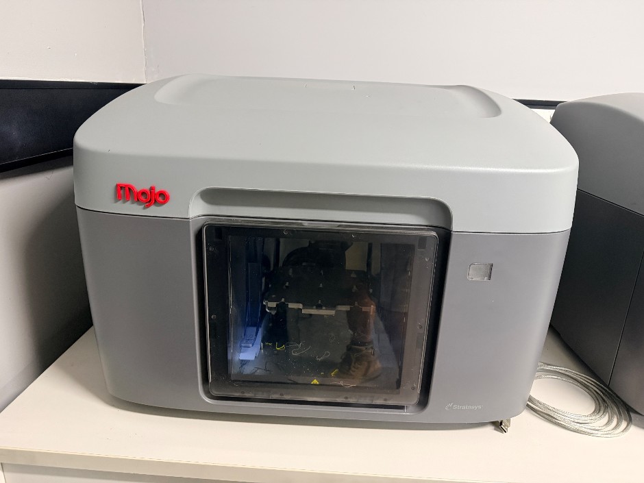 <p>2014 Stratasys Mojo 3D Printer</p>