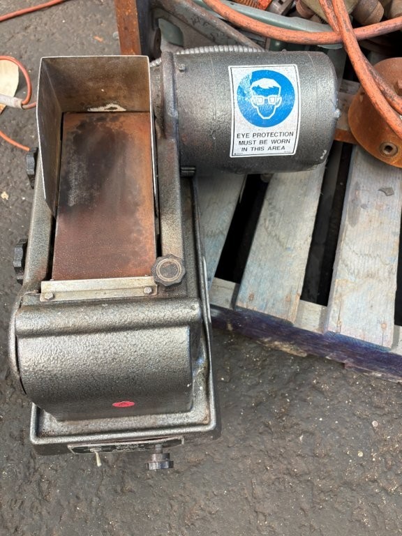 <p>Surfmet Grinder Laboratory Sample Linisher</p>