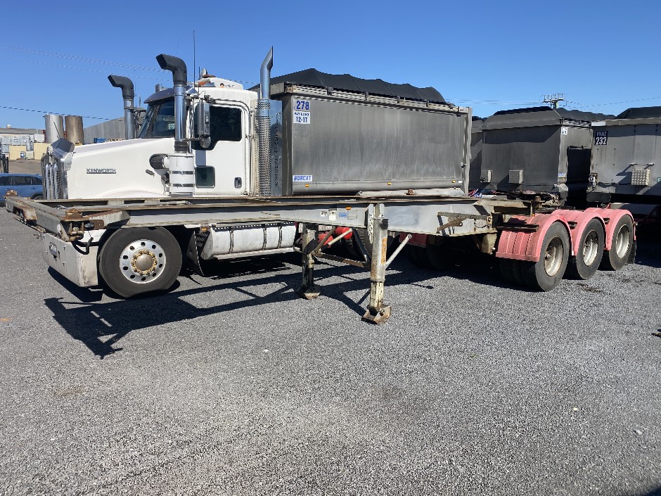 1997 Kruger 20’ Tri-Axle Lead Skel Trailer
