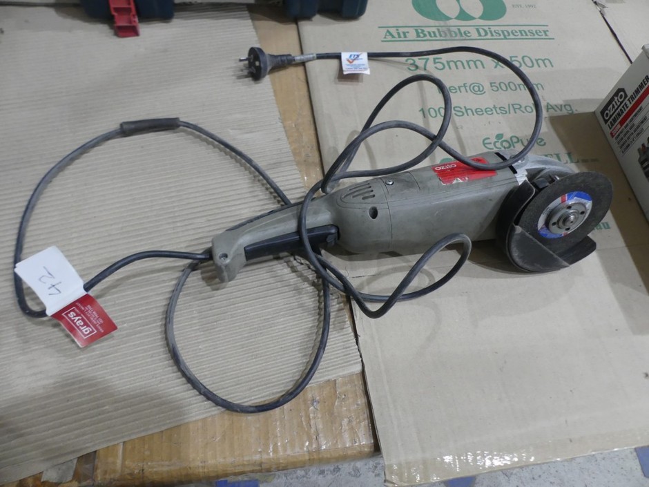 <p>OZITO 042K 5" Angle Grinder</p>