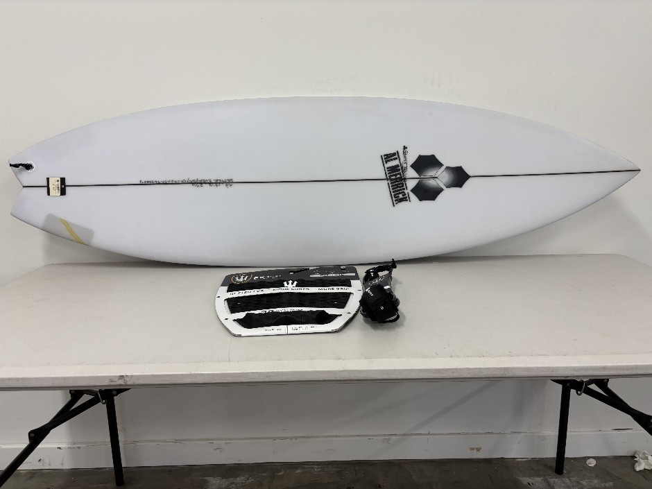 <p>5’9” Better Everyday Surfboard & Accessories</p>