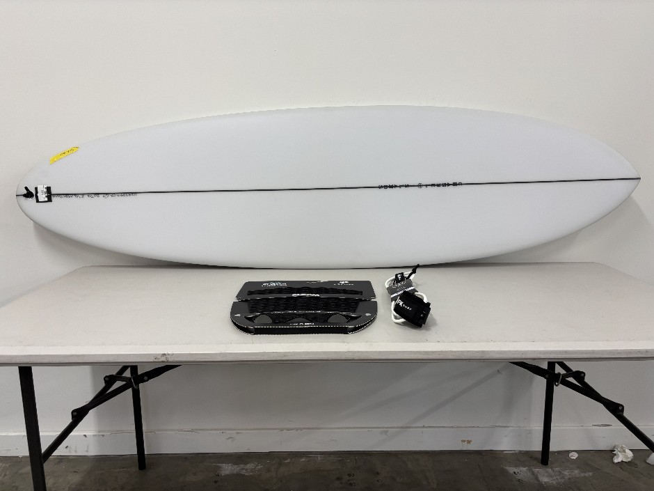 <p>6’7” Mid Twin Surfboard & Accessories</p>