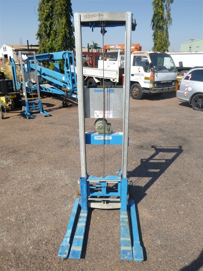 <p>2011 GL-10 Genie Material Hoist</p>