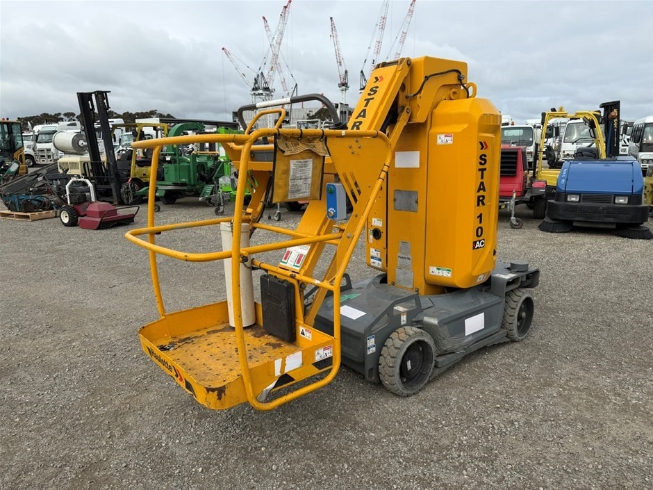 <p>2016 Haulotte Star10 Vertical Electric Man Lift</p>