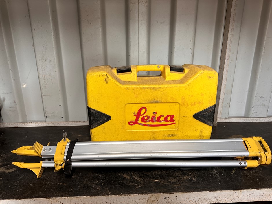 Leica Laser Level w/ Case & Tripod