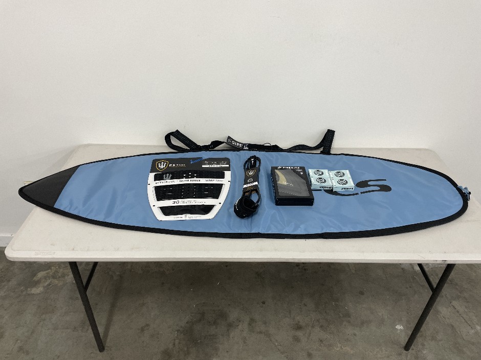 5’9” FCS Surfboard Bag and accessories