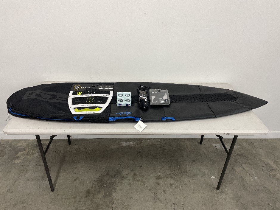 <p>6’7” FCS Surfboard Bag and Accessories</p>