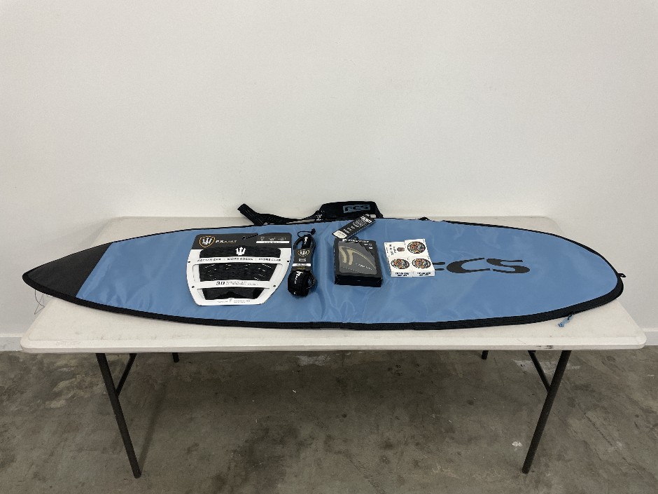 <p>6’3” FCS Surfboard Bag and Accessories</p>