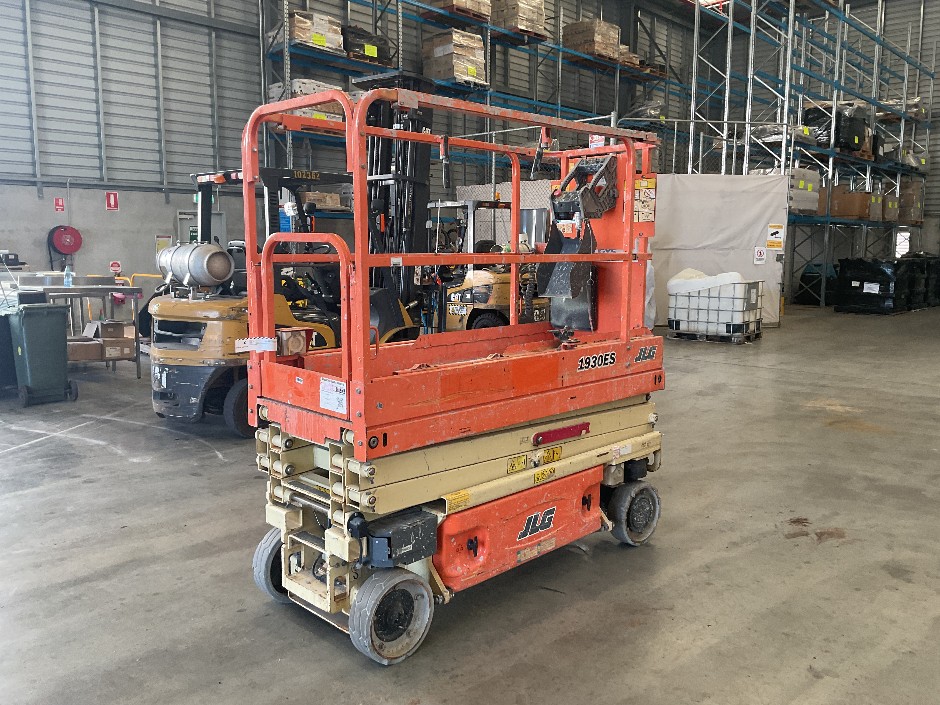 <p>JLG Electric Scissor Lift 5.8M</p>