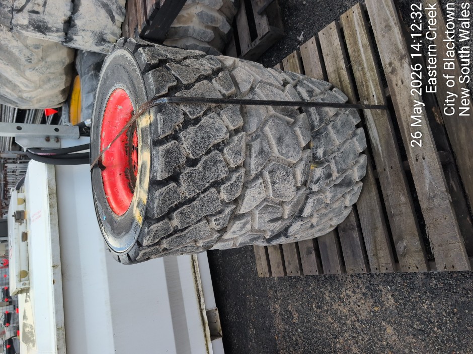 4 x SKID STEER WHEELS & TYRES (Site ID: 220)